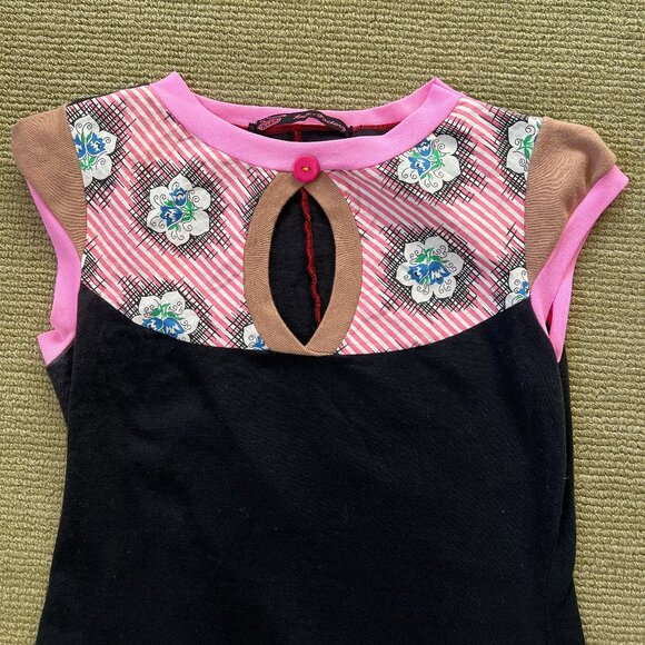 Black and Pink Keyhole Capsleeve Shirt Size Small - Picture 3 of 10